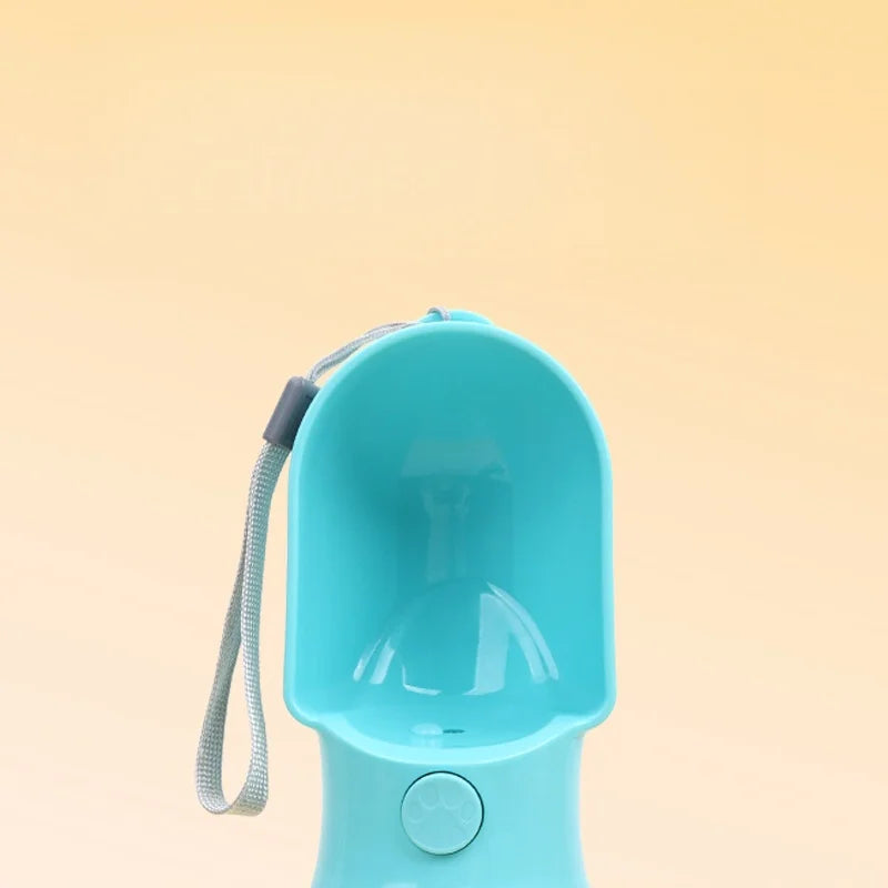 Botella de agua portátil para mascotas.